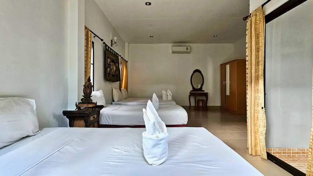 lamai-family-bungalow-beds-side lamai-family-bungalow-beds-side