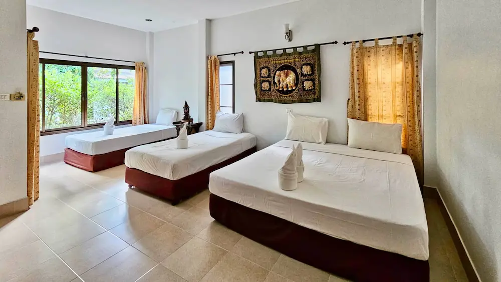 lamai-family-bungalow-beds-windows lamai-family-bungalow-beds-windows