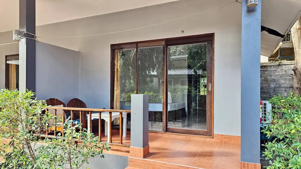 Lamai-deluxe-bungalow-2p-outside