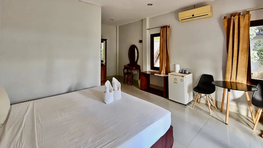 Lamai-deluxe-bungalow-amenities-2p