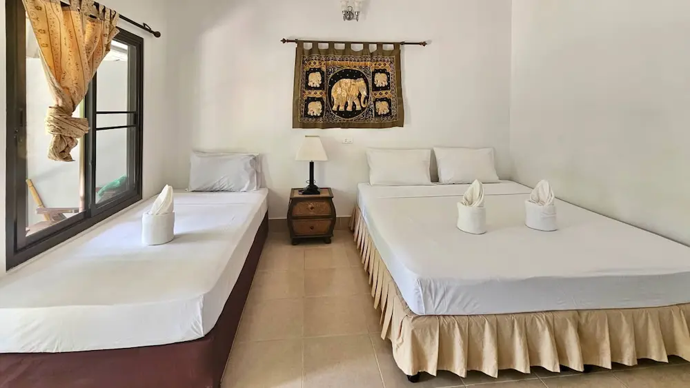Lamai-deluxe-bungalow-bed-3p