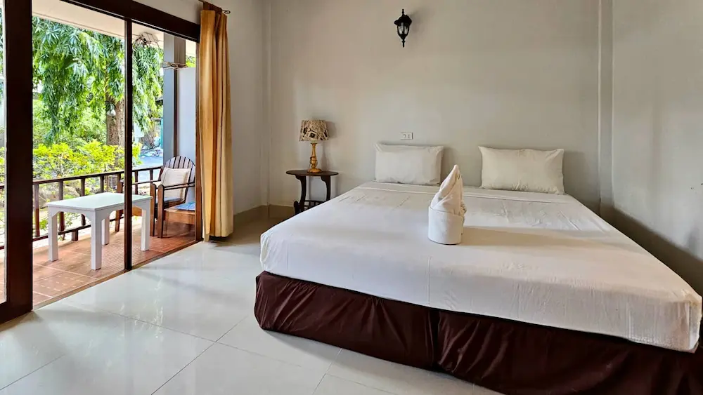 lamai-deluxe-bungalow-bed-front