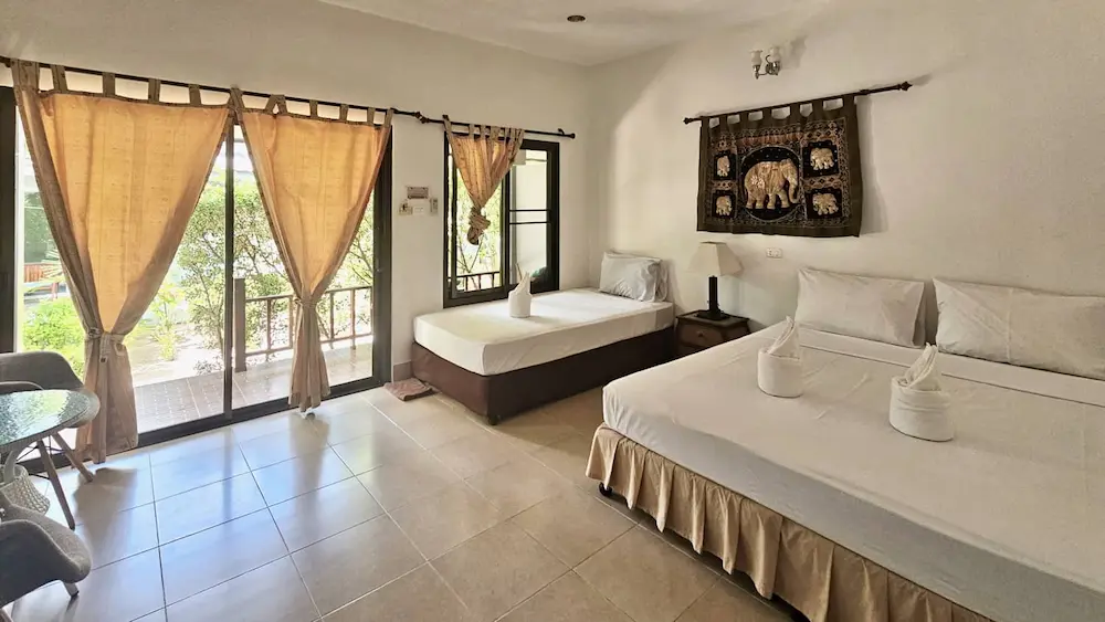 Lamai-deluxe-bungalow-bed-windows