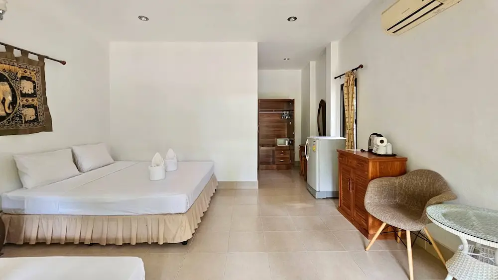 Lamai-deluxe-bungalow-side-bed
